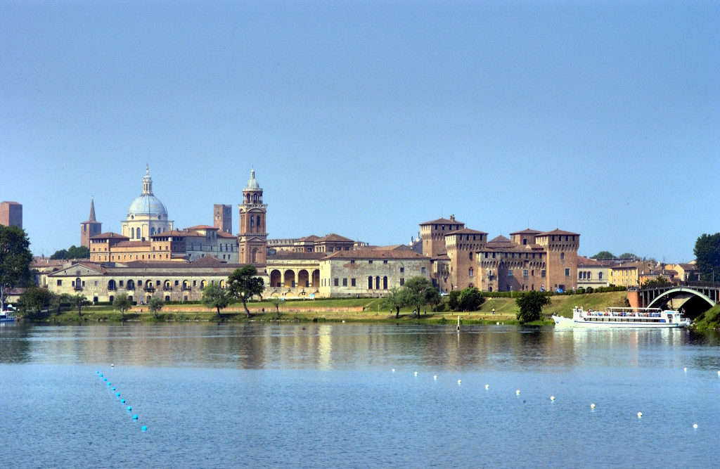 Mantova dal lago - Foto Archivio Comune di Mantova