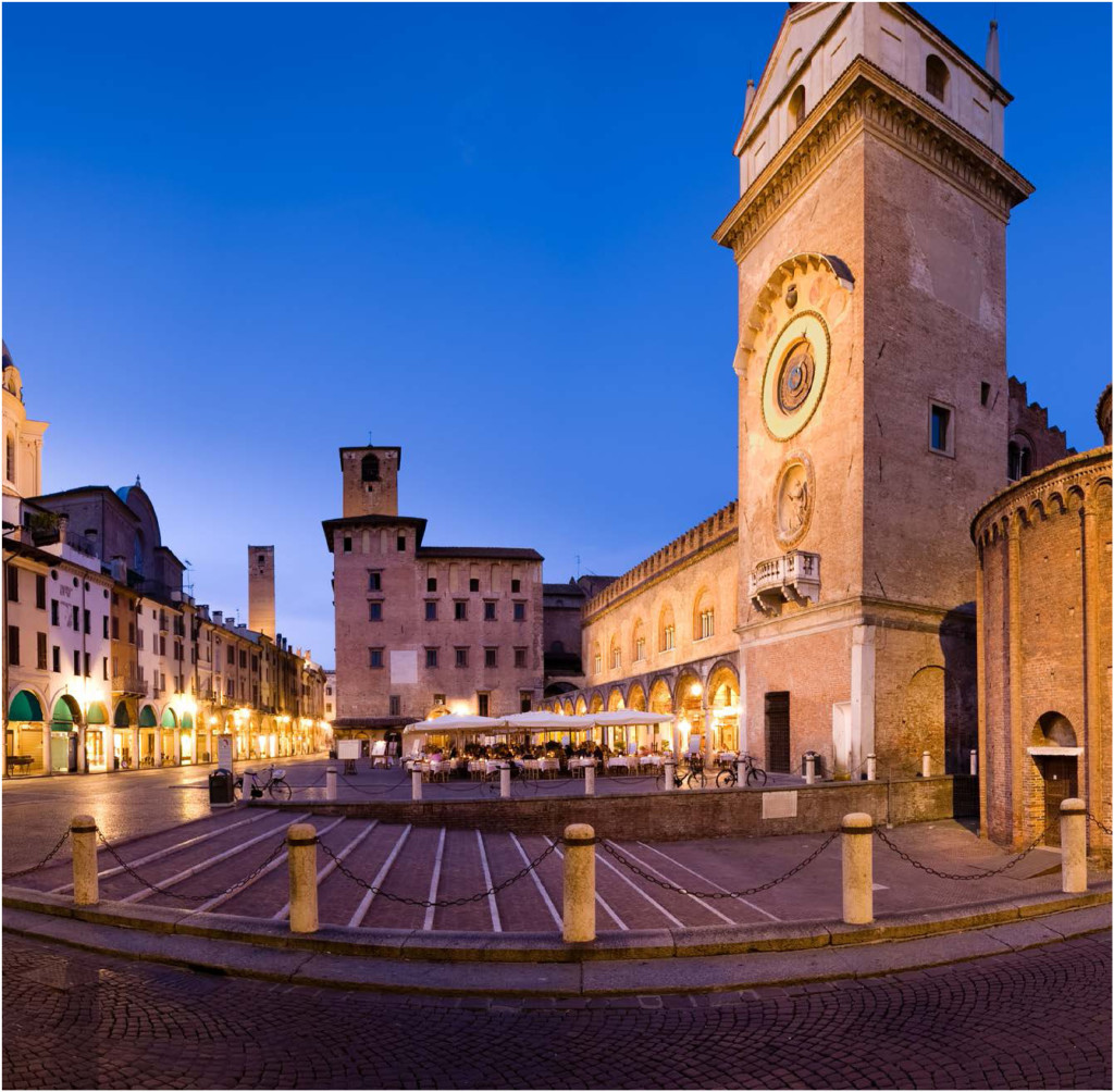 Piazza Erbe - Foto Archivio Comune di Mantova