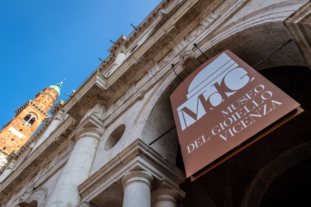 Vicenza, la Basilica Palladiana con l'insegna del Museo del Gioiello