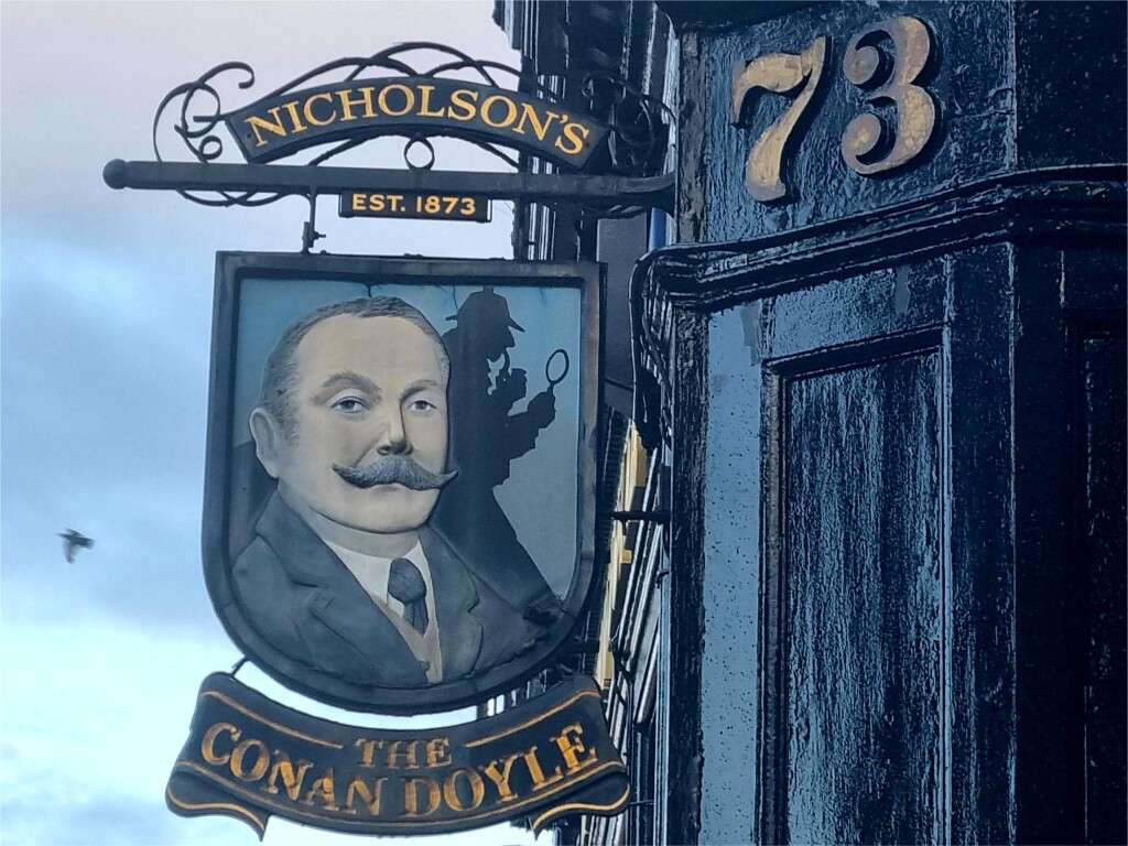 Edimburgo, l'insegna del Conan Doyle Pub in York Place, 71/73, nei pressi del monumento dedicato a Sherlock Holmes