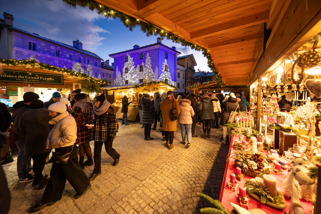 Aosta, l'atmosfera vivace del Mercatino di Natale,  credits Enrico Romanzi - Archivio fotografico Regione Autonoma Valle d'Aosta