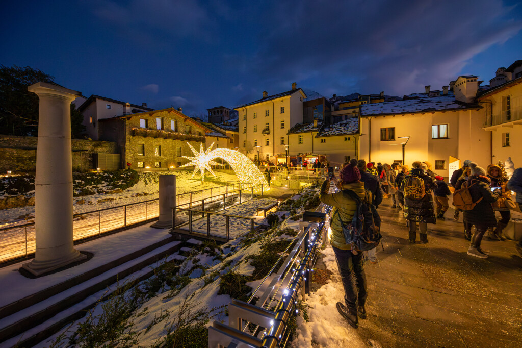 Aosta, il centro storico a Natale con le rovine romane   credits Enrico Romanzi - Archivio fotografico Regione Valle d'Aosta