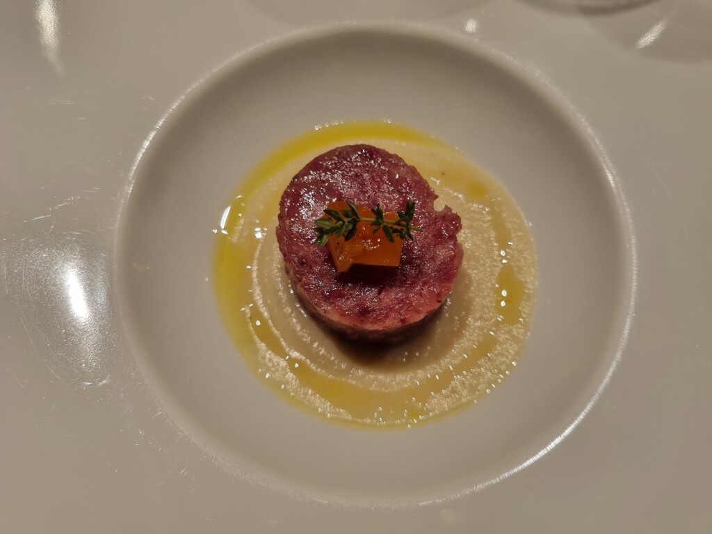 Hostaria di Bricai, Cotechino della Valsesia, topinambur, mostarda della casa; firmato dallo chef Giorgio De Fabiani   credits  Maurizia Ghisoni