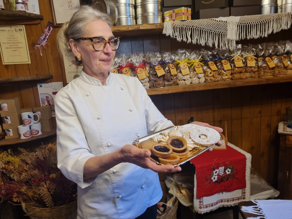 Fobello, Alta Valsesia, Anna Maria Tirozzio e i suoi Biscutin dal Strii, credits  Maurizia Ghisoni